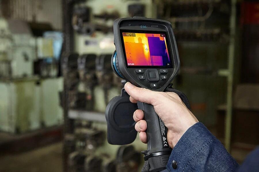 Profesionální balíček: Termokamera FLIR E96 + Školení + Akreditovaná kalibrace
